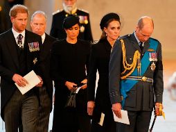 Kate, princesa de Gales, fue acompañada de su esposo el príncipe Guillermo, por su parte Meghan, duquesa de Sussex estuvo presente con su esposo, el príncipe Enrique. AP / J. King