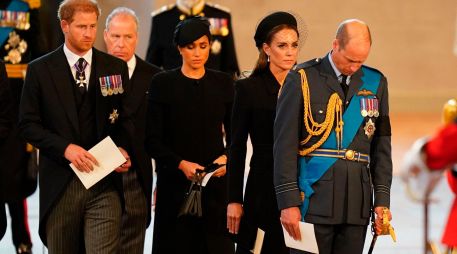 Kate, princesa de Gales, fue acompañada de su esposo el príncipe Guillermo, por su parte Meghan, duquesa de Sussex estuvo presente con su esposo, el príncipe Enrique. AP / J. King