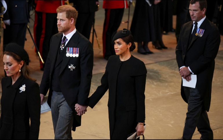 A pesar de los problemas que tuvieron Meghan y la Reina Isabel, la exactriz mostró respeto ante la realeza británica con un gran gesto durante los honores. AP / P. Noble