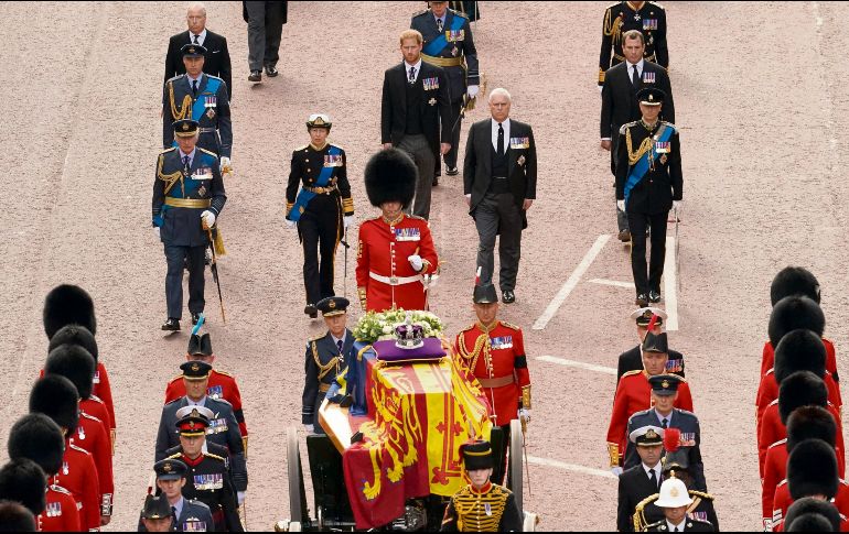 Por detrás del carro de armas que transporta el ataúd, custodiado por la guardia real, van a pie el rey Carlos III y sus hermanos Ana, Andrés y Eduardo, y más atrás caminan los príncipes Guillermo y Enrique. AFP