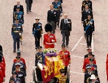 Por detrás del carro de armas que transporta el ataúd, custodiado por la guardia real, van a pie el rey Carlos III y sus hermanos Ana, Andrés y Eduardo, y más atrás caminan los príncipes Guillermo y Enrique. AFP