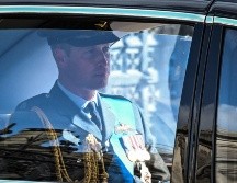 PRÍNCIPE GUILLERMO. En 1997, los dos hermanos, que tenían 15 y 12 años, tuvieron que hacer lo mismo tras el féretro de su madre Diana, muerta en un accidente de coche en París. AFP / C. de Souza