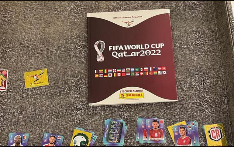 A través de su cuenta oficial de Twitter, Elías Ayub publicó una foto de una foto de un álbum de la Copa del Mundo y varias estampitas, aparentemente repetidas. TWITTER / @arturoelias