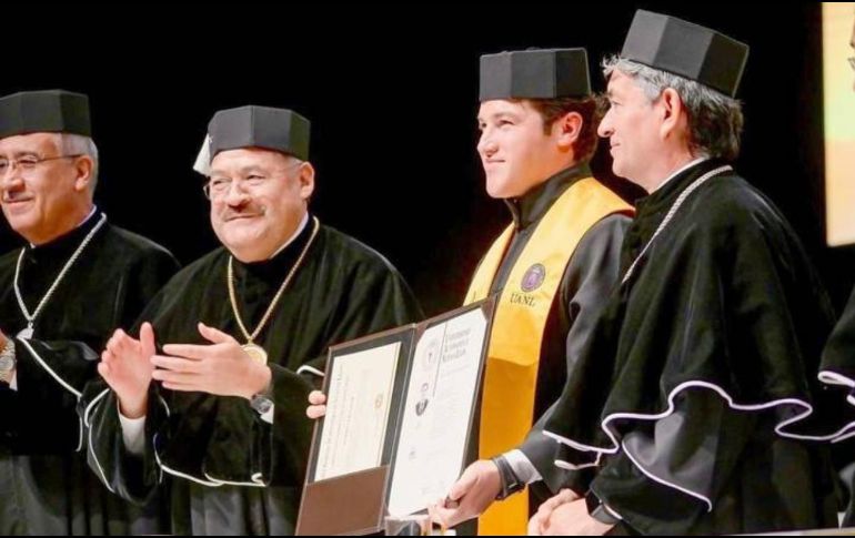El gobernador se graduó con honores de su tercer doctorado, el cual cursó en la UANL. ESPECIAL