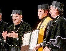 El gobernador se graduó con honores de su tercer doctorado, el cual cursó en la UANL. ESPECIAL