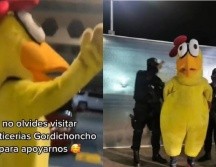 En singular momento se vivió en el aeropuerto de Guadalajara, mientras unas personas esperaban a un familiar. Imagen: Captura de Pantalla
