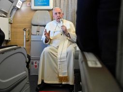 El papa Francisco ofrece una conferencia de prensa en el avión que lo lleva de regreso a Roma tras una visita a Kazajistán. AFP/A. di Meo