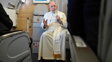 El papa Francisco ofrece una conferencia de prensa en el avión que lo lleva de regreso a Roma tras una visita a Kazajistán. AFP/A. di Meo