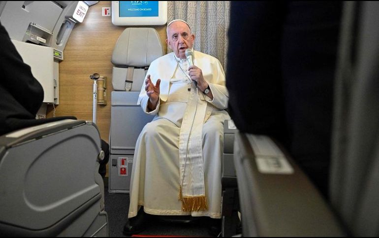 El papa Francisco ofrece una conferencia de prensa en el avión que lo lleva de regreso a Roma tras una visita a Kazajistán. AFP/A. di Meo