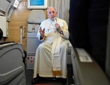 El papa Francisco ofrece una conferencia de prensa en el avión que lo lleva de regreso a Roma tras una visita a Kazajistán. AFP/A. di Meo