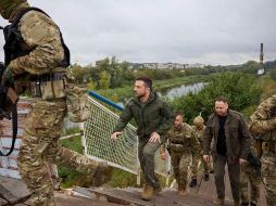 El presidente de Ucrania, Volodímir Zelenski, recorre la recién liberada ciudad de Izium. EFE/Presidencia de Ucrania