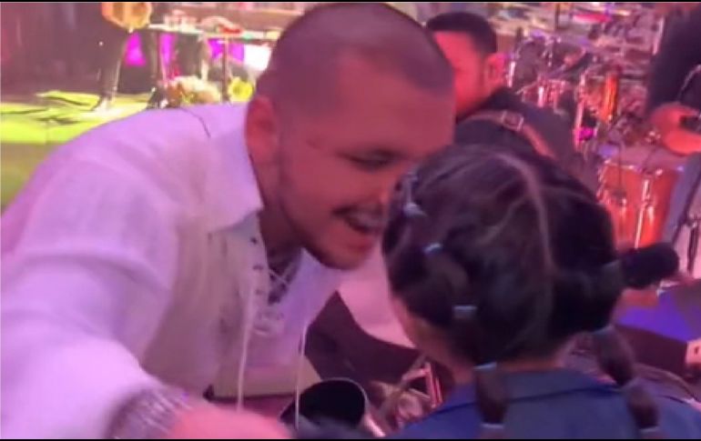 Christian Nodal decidió regarle a la niña el chaleco negro de cuero que llevaba puesto en el recital. ESPECIAL