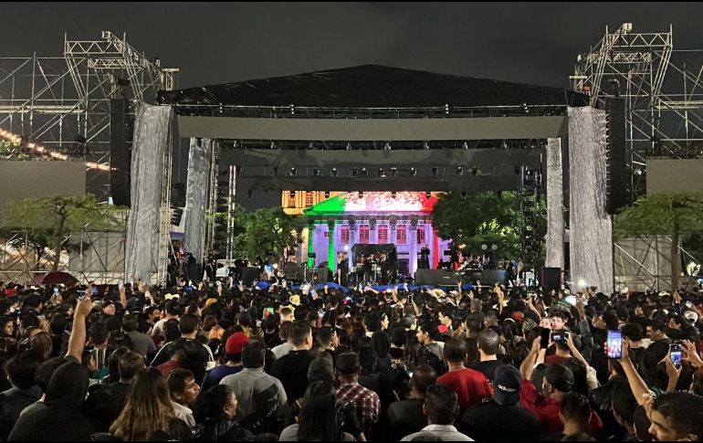 el cantante del regional mexicano dio comienzo al espectáculo en la Plaza de la Liberación, donde comenzó cantando el tema 