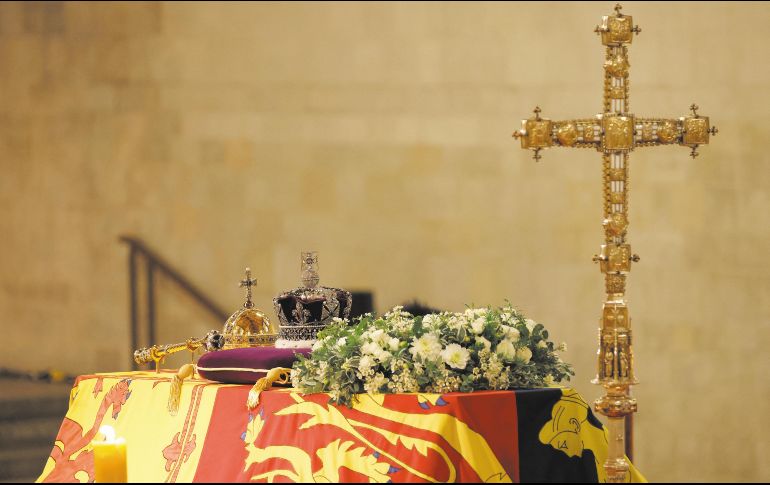 La Corona del Estado Imperial yace sobre el ataúd de la Reina Isabel II mientras se encuentra en el interior del Salón de Westminster. AFP