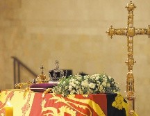 La Corona del Estado Imperial yace sobre el ataúd de la Reina Isabel II mientras se encuentra en el interior del Salón de Westminster. AFP