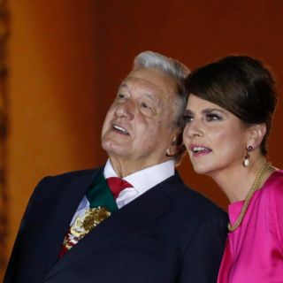 Beatriz Gutiérrez Müller viste de rosa mexicano en la noche del Grito