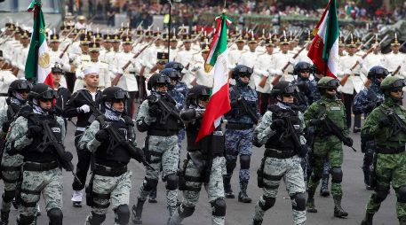 Previo al desfile cívico militar por el 212 Aniversario de la Independencia de México, el Presidente López Obrador agradeció a los invitados especiales que acudieron a la ceremonia. SUN / G. Espinosa