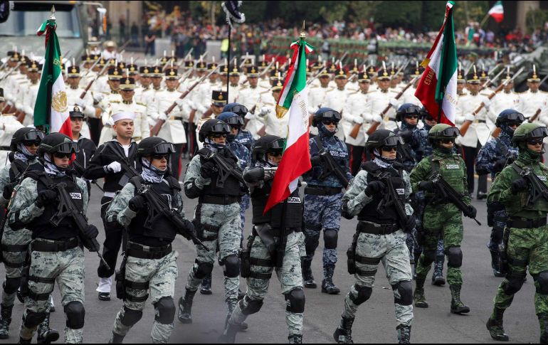 Previo al desfile cívico militar por el 212 Aniversario de la Independencia de México, el Presidente López Obrador agradeció a los invitados especiales que acudieron a la ceremonia. SUN / G. Espinosa