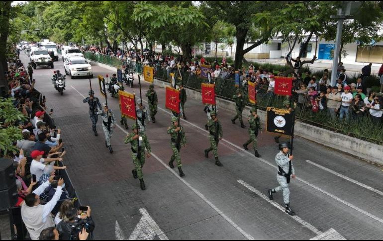 Elementos de distintas corporaciones desfilaron este viernes para celebrar la Independencia de México; decenas de personas se dieron lugar para presenciar dicho evento. EL INFORMADOR / A. Navarro