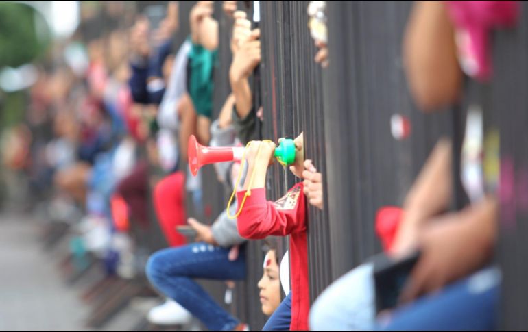 Elementos de distintas corporaciones desfilaron este viernes para celebrar la Independencia de México; decenas de personas se dieron lugar para presenciar dicho evento. EL INFORMADOR / A. Camacho