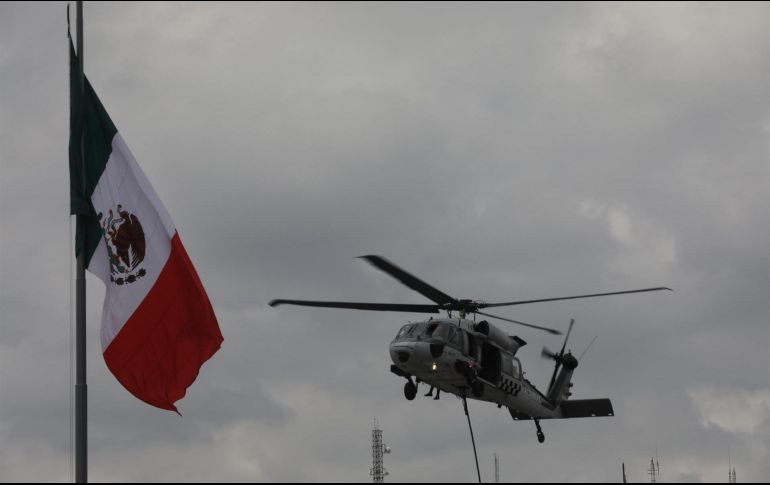Un helicóptero militar, durante la celebración de los 212 años de Independencia de México, hoy en Ciudad de México. EFE / S. Gutiérrez