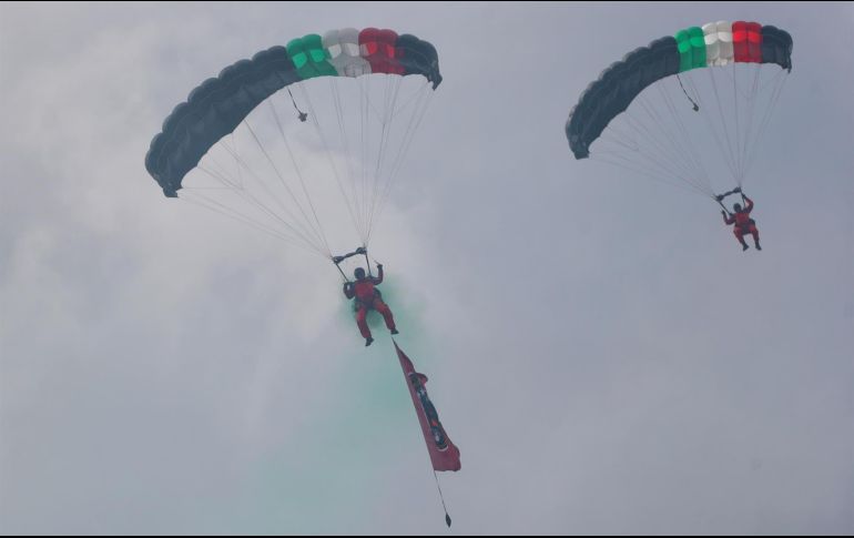 Militares en paracaídas durante la celebración de los 212 años de Independencia de México. EFE / S. Gutiérrez