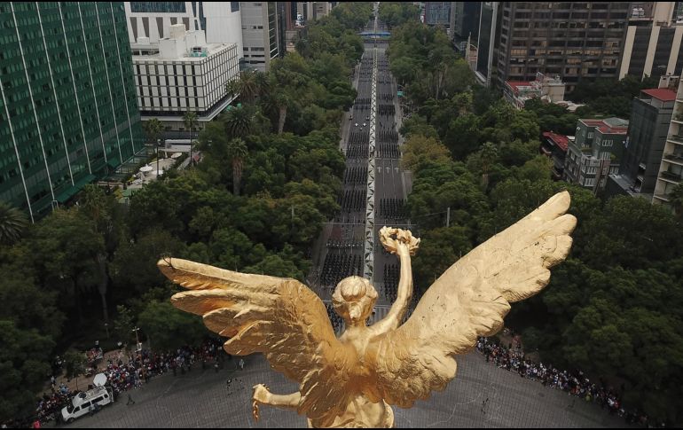 Fotografía aérea que muestra el desfile militar durante la celebración de los 212 años de Independencia de México. EFE / S. Gutiérrez