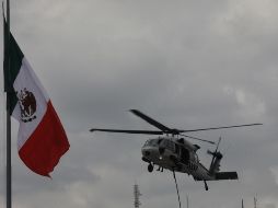 Un helicóptero militar, durante la celebración de los 212 años de Independencia de México, hoy en Ciudad de México. EFE / S. Gutiérrez