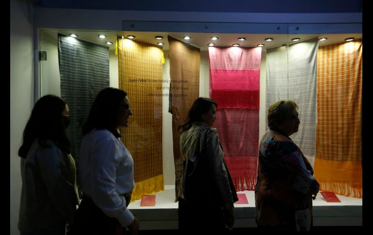 El rebozo nació cuando la Iglesia católica impuso a las mujeres indígenas cubrirse la cabeza para ingresar a los templos. EFE/F. Guasco