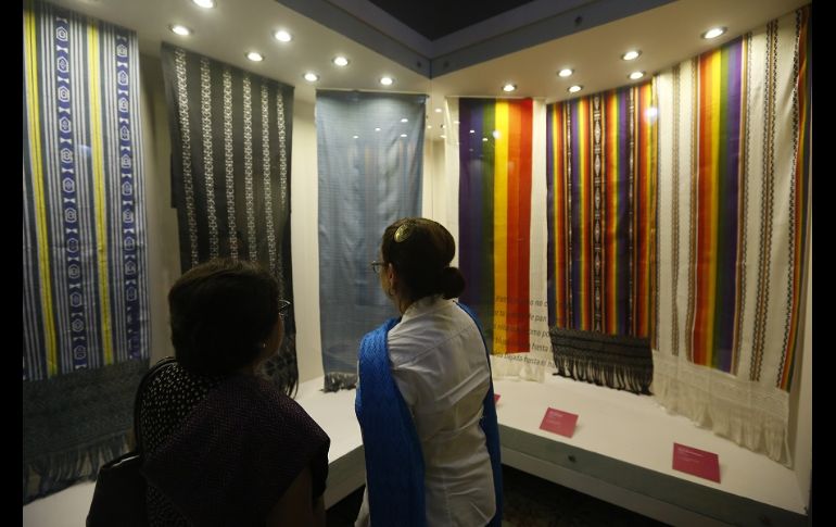 El rebozo nació cuando la Iglesia católica impuso a las mujeres indígenas cubrirse la cabeza para ingresar a los templos. EFE/F. Guasco