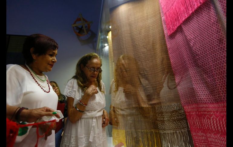 El rebozo nació cuando la Iglesia católica impuso a las mujeres indígenas cubrirse la cabeza para ingresar a los templos. EFE/F. Guasco