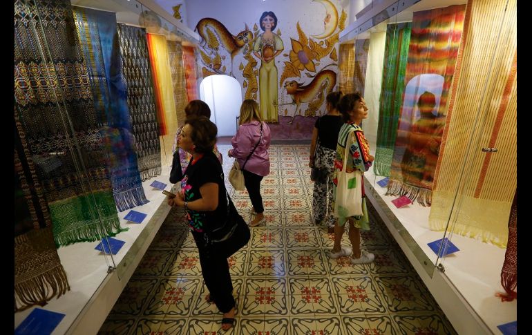 El rebozo nació cuando la Iglesia católica impuso a las mujeres indígenas cubrirse la cabeza para ingresar a los templos. EFE/F. Guasco