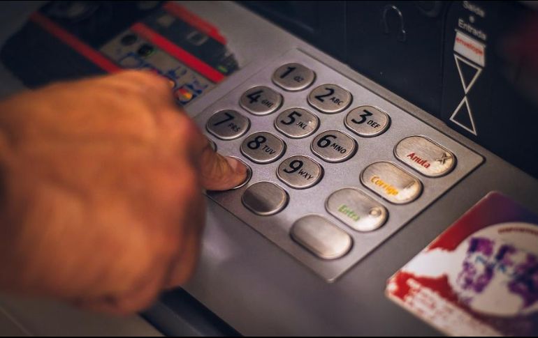 Se incrementa el riesgo de que más usuarios desesperados intenten sacar su dinero a la fuerza. ESPECIAL/Foto de Eduardo Soares en Unsplash