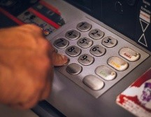 Se incrementa el riesgo de que más usuarios desesperados intenten sacar su dinero a la fuerza. ESPECIAL/Foto de Eduardo Soares en Unsplash