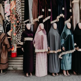 Irán: Indigna muerte de joven que fue detenida por "policía de la moral" debido a su ropa