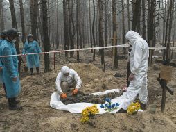 En el lugar hallaron más de mil cuerpos enterrados, tras la retirada del Ejército ruso. AP