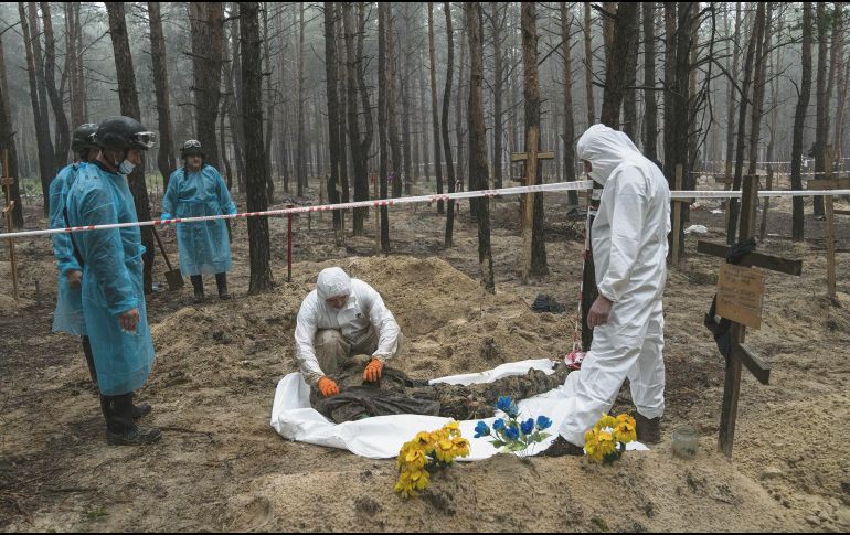 En el lugar hallaron más de mil cuerpos enterrados, tras la retirada del Ejército ruso. AP