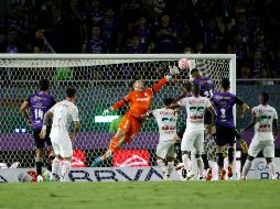 Tiago Volpi vuela para atajar el balón. Los porteros de ambos equipos lucieron en el juego. IMAGO7/E. Reséndiz