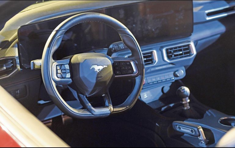 Ford desveló la séptima generación de su mítico Mustang, con motor de gasolina, cuyo interior es “inspirado en un avión de combate”. ESPECIAL