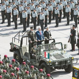 El Presidente agradece la lealtad de Ejército y Marina