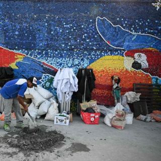 Con mural, fomentan el reciclaje de plásticos en playas de Venezuela