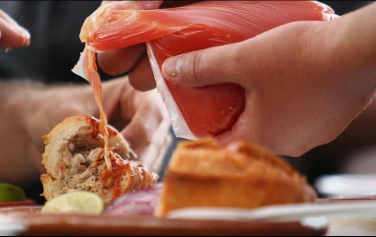 La torta ahogada original es de carnitas, con caldo picante de jitomate. EL INFORMADOR/A. Camacho