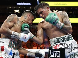 El estadounidense Rodríguez (der.), invicto en 17 combates, mostró una amplia superioridad contra su contrincante mexicano. AFP/S. Stier