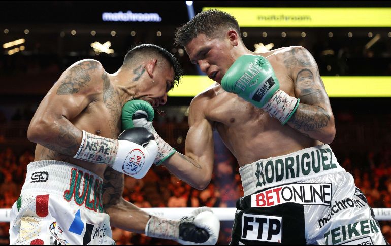 El estadounidense Rodríguez (der.), invicto en 17 combates, mostró una amplia superioridad contra su contrincante mexicano. AFP/S. Stier
