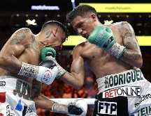 El estadounidense Rodríguez (der.), invicto en 17 combates, mostró una amplia superioridad contra su contrincante mexicano. AFP/S. Stier