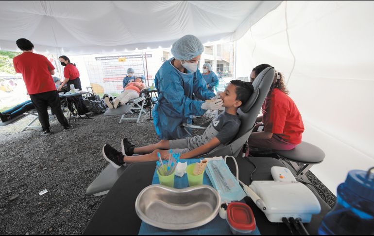 Prestan el servicio alrededor de 60 personas del Centro Universitario de Ciencias de la Salud y otros planteles. ESPECIAL