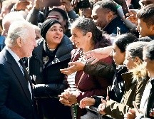 El rey se dirigió directamente con las personas que aguardaban en la fila, en Westminster Hall. EFE/N. Hall