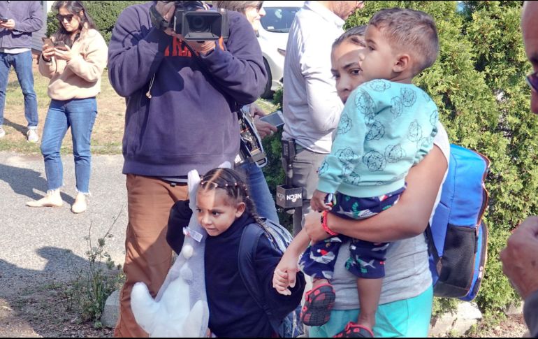 Organizaciones humanitarias atendieron a los migrantes con alimentos y ropa. AP/R. Schloerb