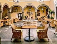 Espacios amplios en un patio habilitado como restaurante, coronado por una fuente que te acompañará con su suave sonido durante tus alimentos. ESPECIAL