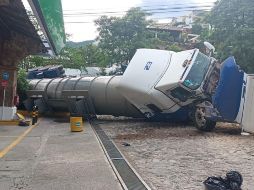 Vuelca pipa con 40 mil litros de combustible en Puerto Vallarta (FOTOS)